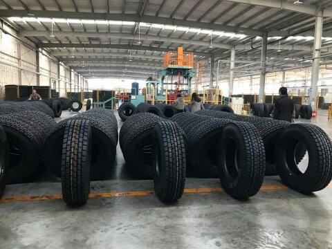 Покрышки автобуса тележки